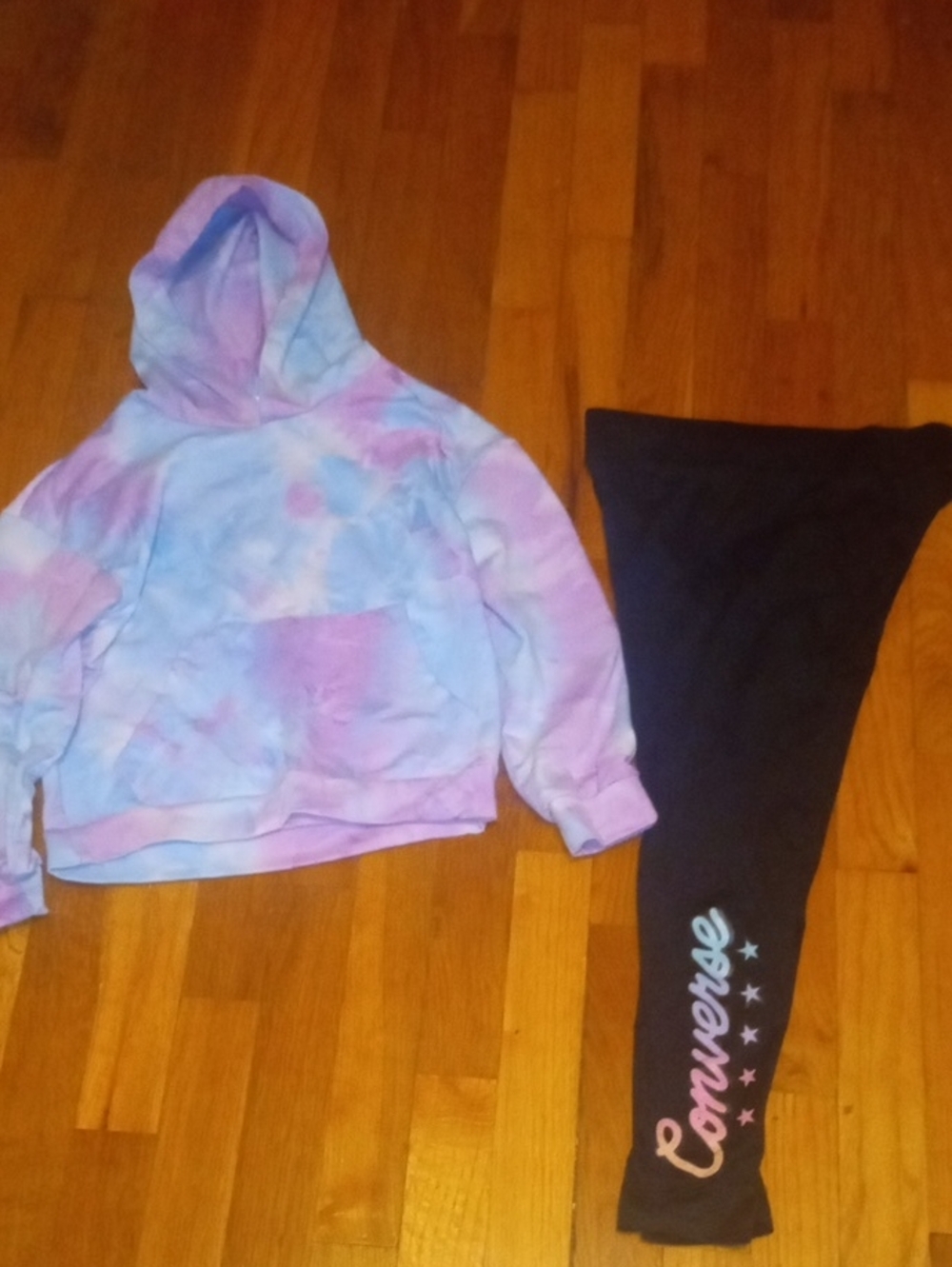 girl med tie dye hoodie and Converse drifit leggings